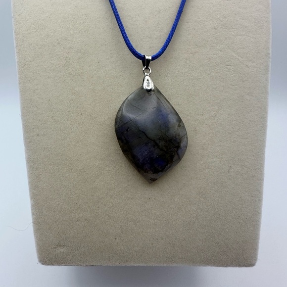 Blue Flash Labradorite Pendant Necklace - Picture 1 of 9
